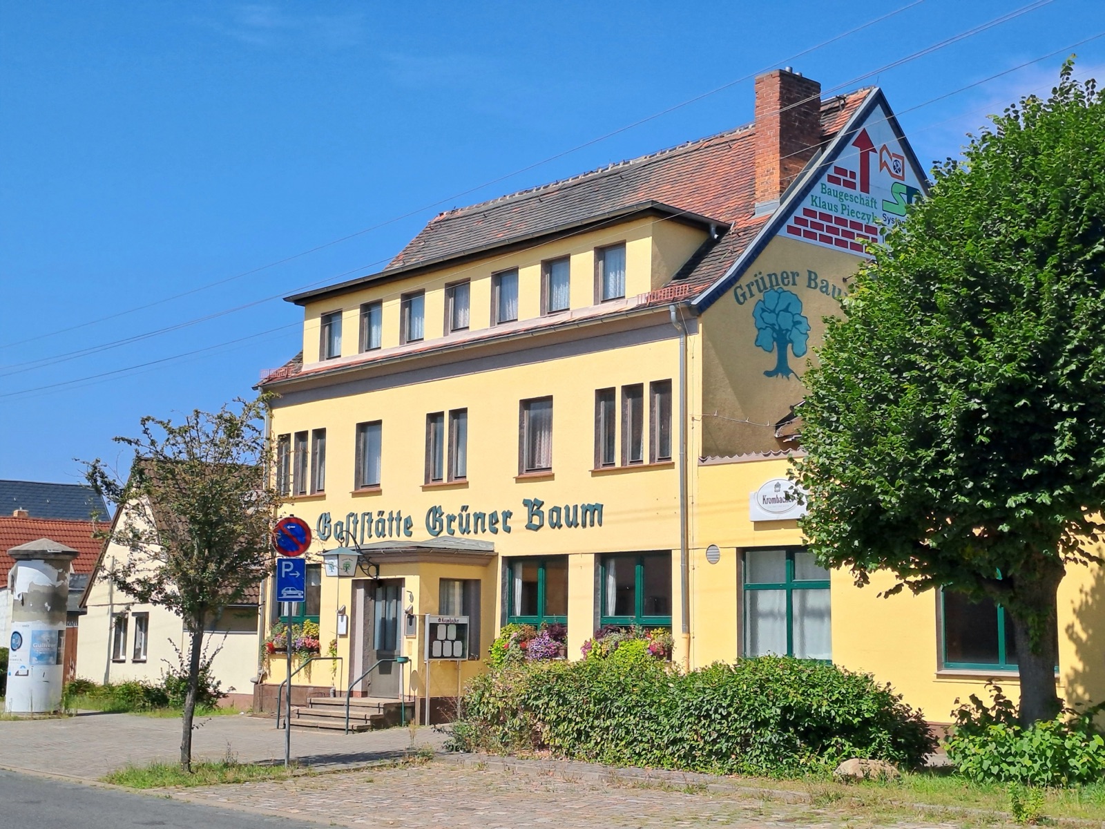 Die Gaststätte Grüner Baum in Kochstedt an einem Sommertag