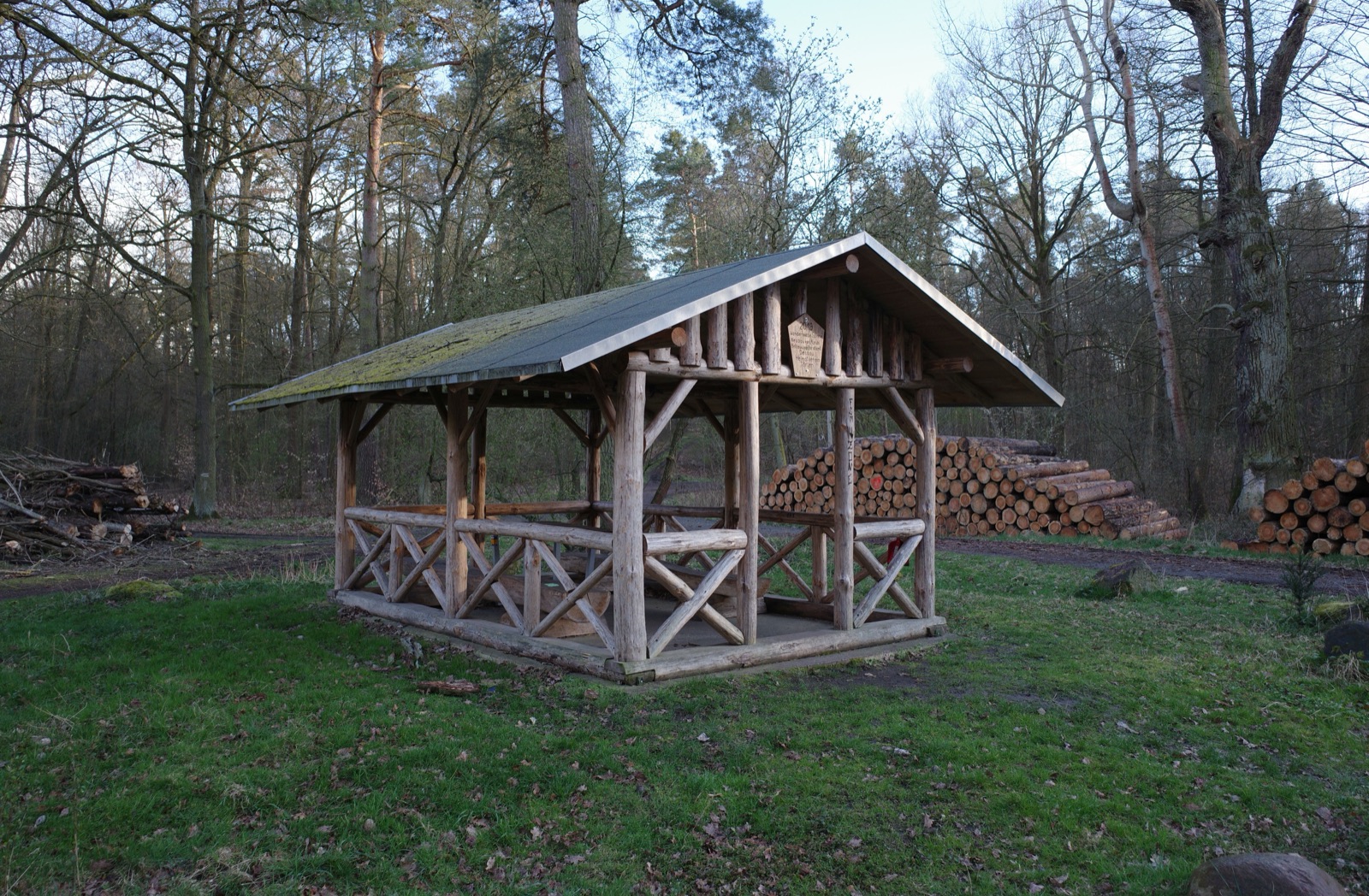 Die hölzerne Wanderhütte Spinne als Rastplatz in der Mosigkauer Heide