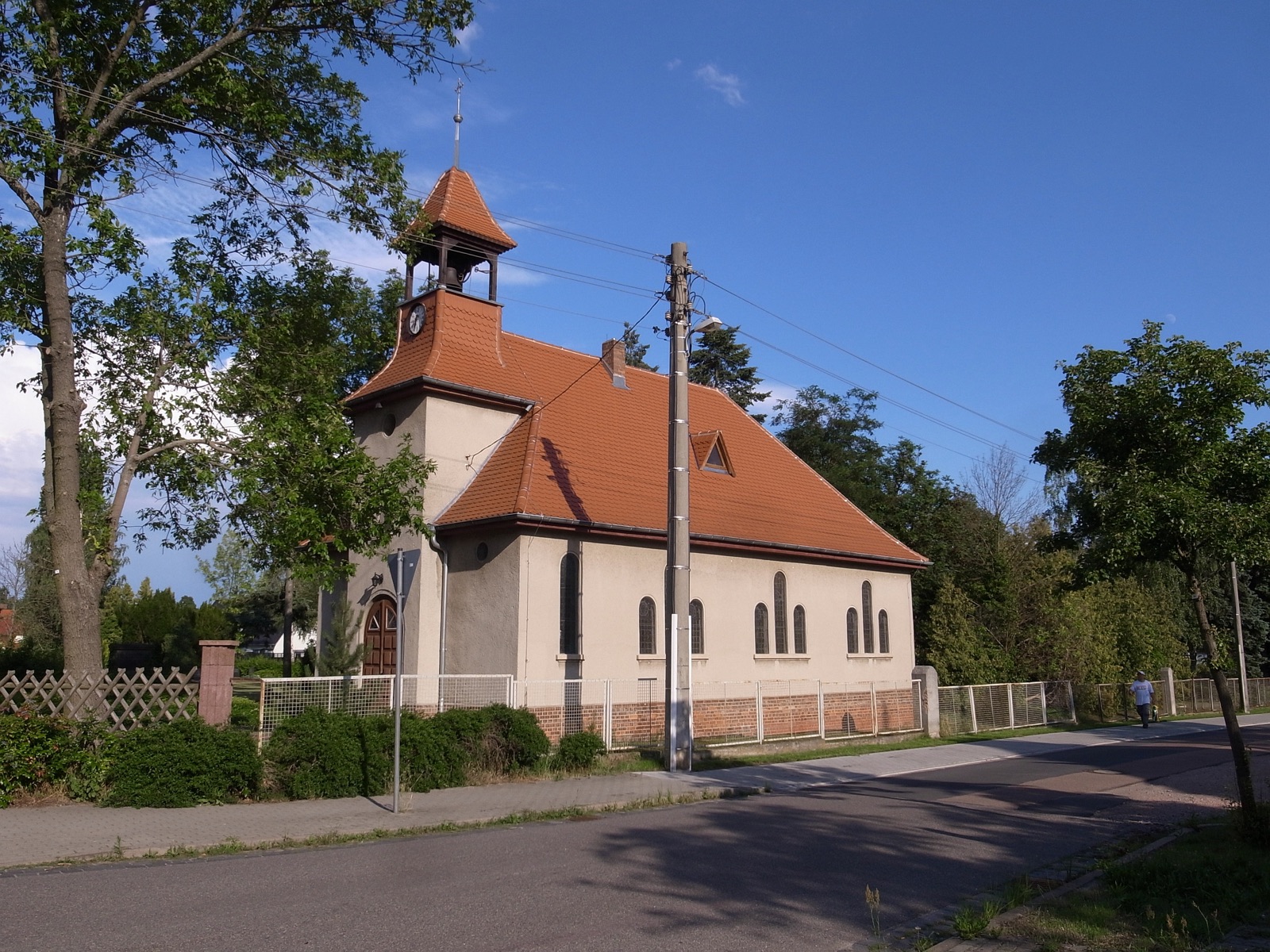 Die Zwölfapostelkirche in Kochstedt mit rotem Ziegeldach und Glockenturm